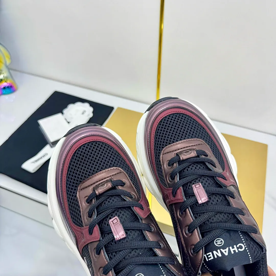 👟👟Ex-factory price 680👟👟 Upgraded version, upgraded version, upgraded version! No rebuttal accepted! ! ! ! Chanel Chanel panda shoes! 2025 counter's top casual sports shoes. This classic design; the upper is electro-embroidered with a variety of techniques; the outsole is fashionable and sporty; the unusual inclusion of a variety of color matching elements... The diversified mix and match is very good-looking and versatile, and can be used for leisure, fashion, sports, and outdoor... ꫛꫀꪝ Go➫ Materials: ❶Upper made of: original imported first-layer silk cowhide + original waterproof cloth + original first-layer cowhide ❷Inner lining: Original Yangli+Net ❸Outsole based on: Original TPU combination outsole Counter boutique packaging complete set for women 35–41 👉 👉 👉 👉
